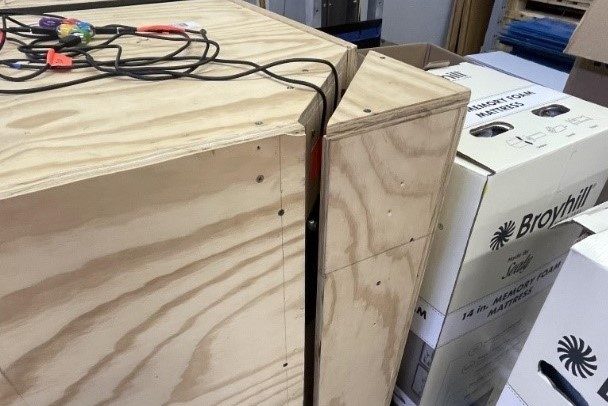 Image 3. View of corner containment testing area - the 2 load cells are located 10" from the top and bottom of the unit load. Image 4. View of corner containment testing area - the 2 load cells are located 10" from the top and bottom of the unit load.